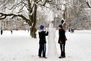 Gallery Snowman gallery: London: building a snowman in Clissold Park, Stoke Newington