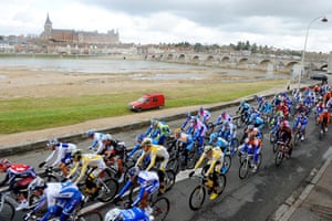 24sport: The pack rides in Gien during the 2nd stage of the 2009 Paris-Nice race