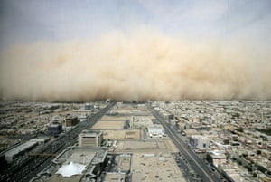 In Pictures Sand Storms In The Gulf World News The Guardian