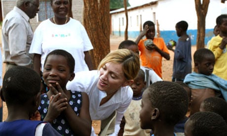 Madonna visiting children during her trip to Malawi nin 2006