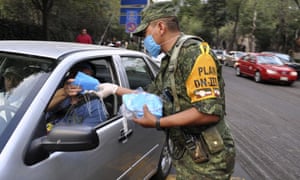 Army distribute masks during swine flu outbreak in Mexico city