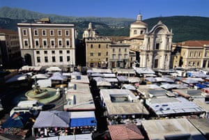 Before & after earthquake: Market in Piazza del Duomo in L'Aquila