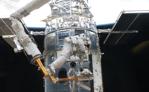 Shuttle astronaut conducts Hubble repairs