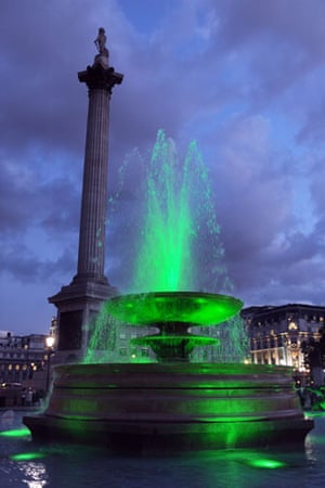 Trafalgar Square fountain: Trafalgar Square fountain lights
