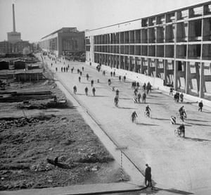 Fiat : Workers leaving  Fiat factory after work in 1948 