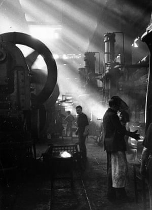 Fiat : Men working in the Fiat Auto factory in 1940 