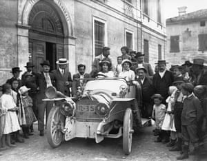 Women in Fiat Automobile in 1910 