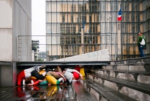 Willi Dorner's Bodies: Willi Dorner's Bodies In Urban Spaces: Paris, France