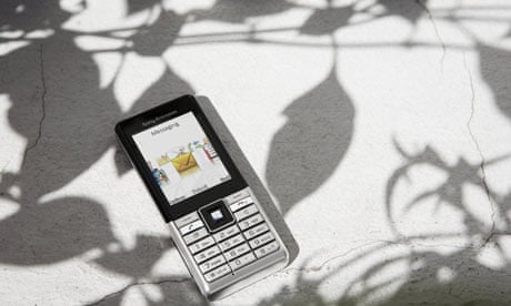 Waakzaamheid Overtreffen bekken Sony Ericsson unveils 'green' handsets that cut carbon footprint by 15% |  Environment | The Guardian