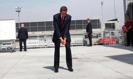 President Obama practicing his golf swing