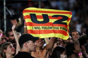U2: Fans at the concert