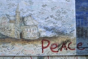 Peace walls in Belfast: Peace Wall in Shankill district of Belfast