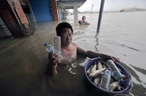 Typhoon Morakot: Chiatung, Taiwan: Local residents catch fish brought in by floodwaters