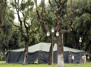 Lajmet Ditore: Del në ankand tenda e Gedafit, ja në cilat shtete u vendos ajo Gaddafis-tent-in-Rome-200-005