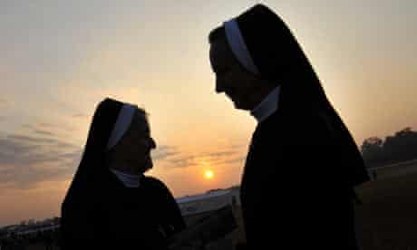 Czech nuns wait for the arrival of Pope Benedict