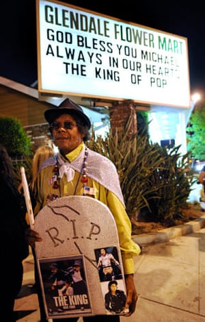 Michael Jackson funeral: Fan Jesse Hudson holds a R.I.P. sign on the street