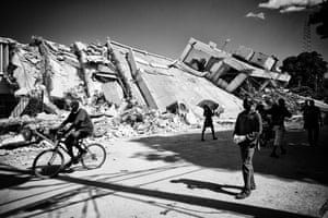 Emiliano Larizza in Haiti: Scenes from Port-au-Prince, Haiti, six days after the earthquake