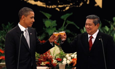 Barack Obama toasts with Indonesia's president Susilo Bambang Yudhoyono