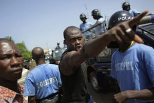 Guinea: A Guinean man speaks with police investigating the shooting of Abdulai Bah