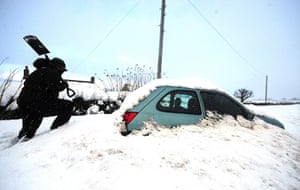 More Snow hits the UK: Cars completely buried after the worst snow since 1974