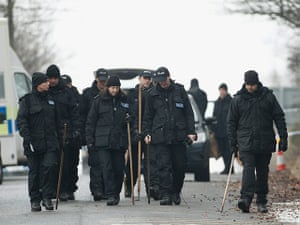 Joanna Yeates : 26 December: Police continue their forensic search near Longwood Road