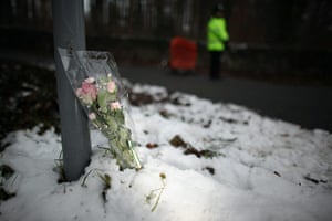 Joanna Yeates : 26 December: A floral tribute lays next to the Longwood Lane sign