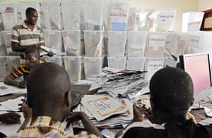 Ivory Coast: Electoral officials collect and verify ballots