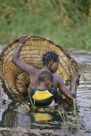 Okavango Delta: Hambukushu Woman and Child Fishing