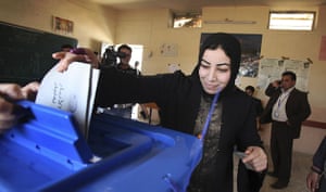 Elections in Iraq: A woman casts her vote for the parliamentary election in Ramadi