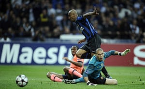 Inter v Barca: Maicon slips the ball past Victor Valdes to make it 2-1