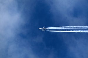 Airspace reopens: An plane flies over Heathrow airport, 20 April