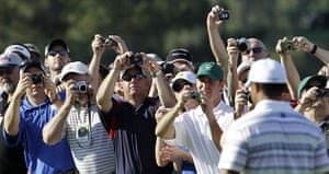 24sport: Golf fans take photos of Tiger Woods