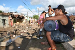 Floods in Brazil: Inhabitants wait for help in a street full of debris 