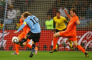 Holland versus Uruguay: Diego Forlan equalises for Uruguay