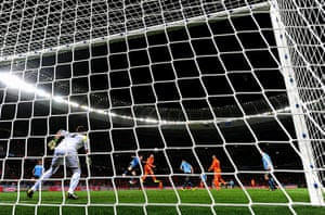 Holland versus Uruguay: Arjen Robben scores with a header to make it 3-1