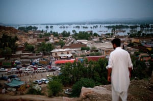 pakistan flooding: death toll reaches 800 in pakistan's worst flood in 80 years