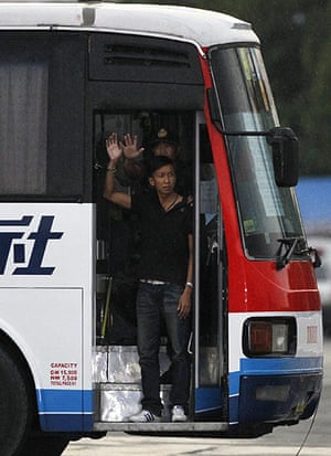 Manila bus hijack: A hostage is handcuffed 