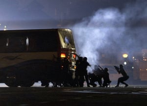 Manila bus hijack: Members of the SWAT teams prepare to assault the tourist bus