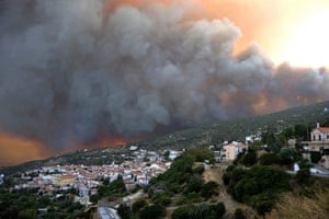 24 hours in pictures: Wildfires on Samos Island