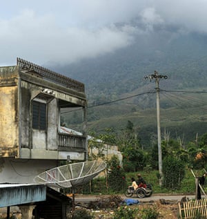Mount Sinabung: Villagers return to their home in Sukana