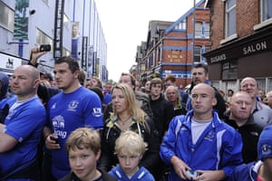 Everton v Man Utd: Everton fans watch the players disembark the Manchester United bus