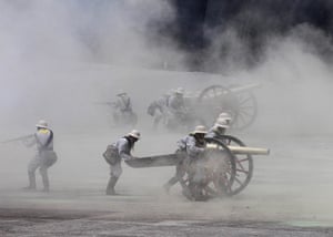 Mexico Bicentennial : Mexican troops take part in the re-enactment 