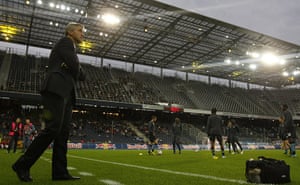 Europa Cup: Roberto Mancini keeps an eye on his players during their warm up