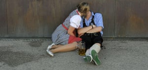 Oktoberfest: Visitors kiss as they take a break 