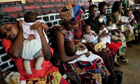 Mothers in Rwanda queue for vaccination against malaria for their babies