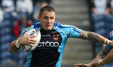 Lenda do rugby revela luta contra impulsos suicidas após ser diagnosticado  HIV positivo - Monet