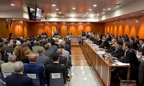 The 95 defendants in the Marbella corruption trial and their lawyers in a courtroom in Malaga