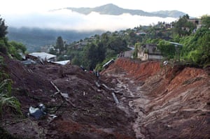Mexico landslides: Volunteers and authorities participate in the rescue of the victims 