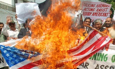 Resultado de imagem para Pakistani lawyers burn a U.S. flag