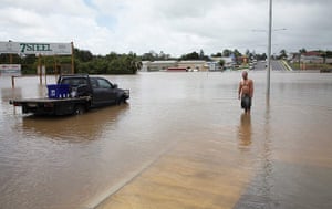 Floods in Australia: Flood waters cut the southeast Queensland city of Gympie in two